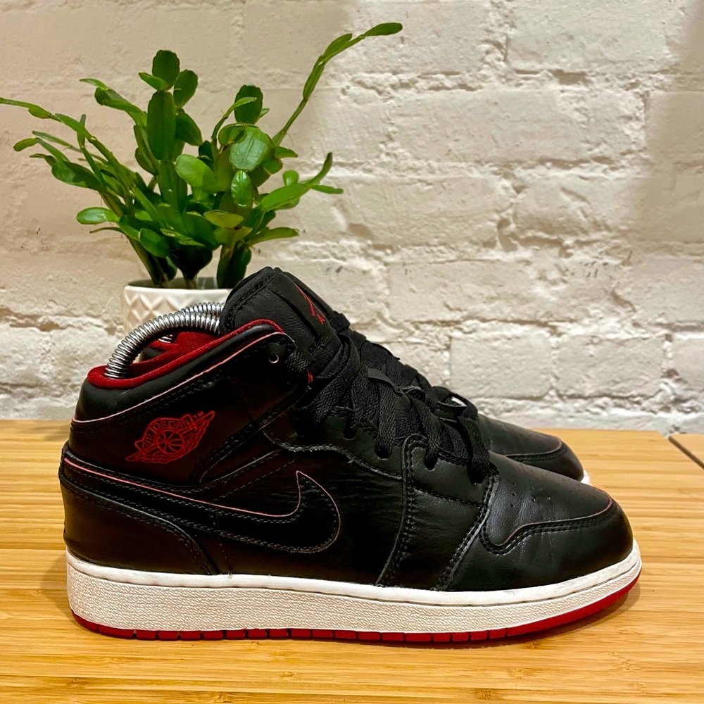 Air Jordan 1 Mid Black Red ‘Bred’ Sneakers 👟